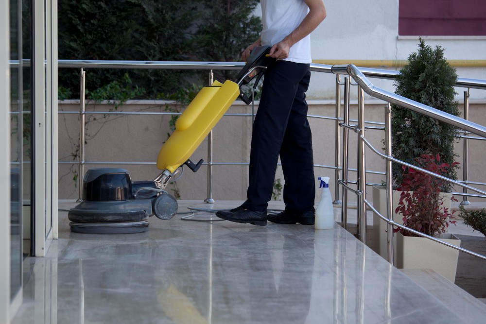 man-worker-cleaning-floor-with-scrubber-machine-image Maison construite par Bati 40